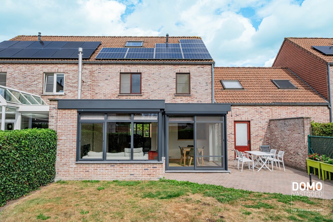 ZUIDWESTELIJK GEORIËNTEERDE DOORZONWONING MET LICHTRIJKE AANBOUW, GEZELLIGE TUIN EN RUIME GARAGE TE KURINGEN (HASSELT) 