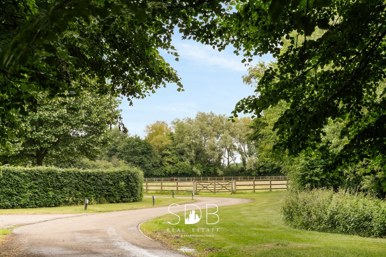 Prachtige villa met hippische accommodatie en graslanden +/-  23 ha 