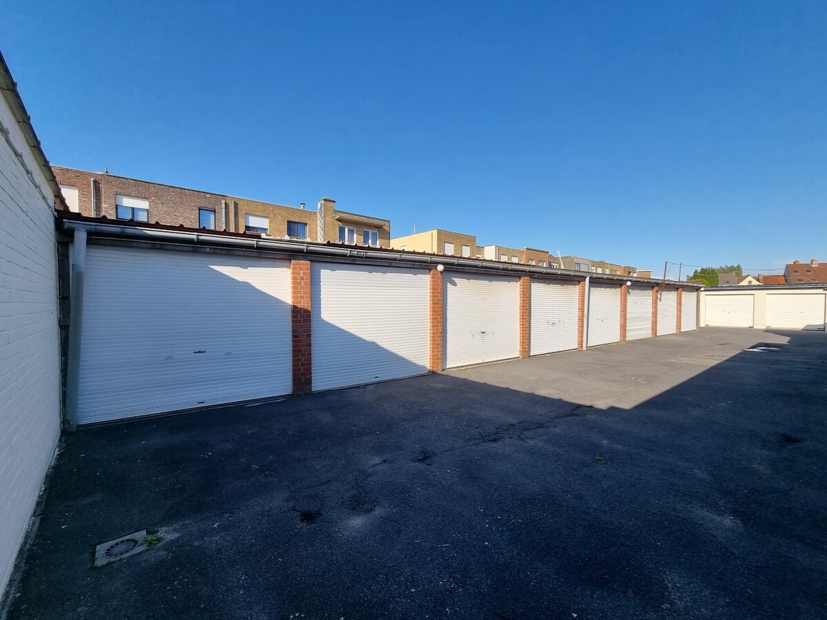 Centraal gelegen garagebox op wandelafstand van het station. 