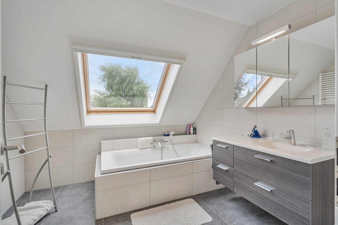 Zeer goed onderhouden en praktisch ingedeelde gezinswoning met 4 slaapkamers en prachtige tuin. 