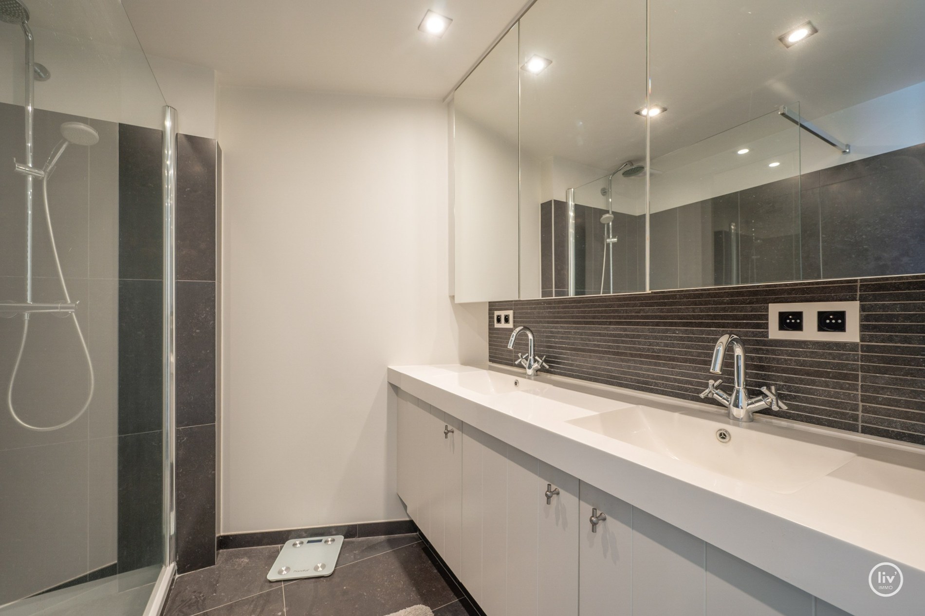 Appartement spacieux et prêt à emménager avec 3 chambres, très bien situé à proximité des commerces de l'avenue Dumortier et de l'a 