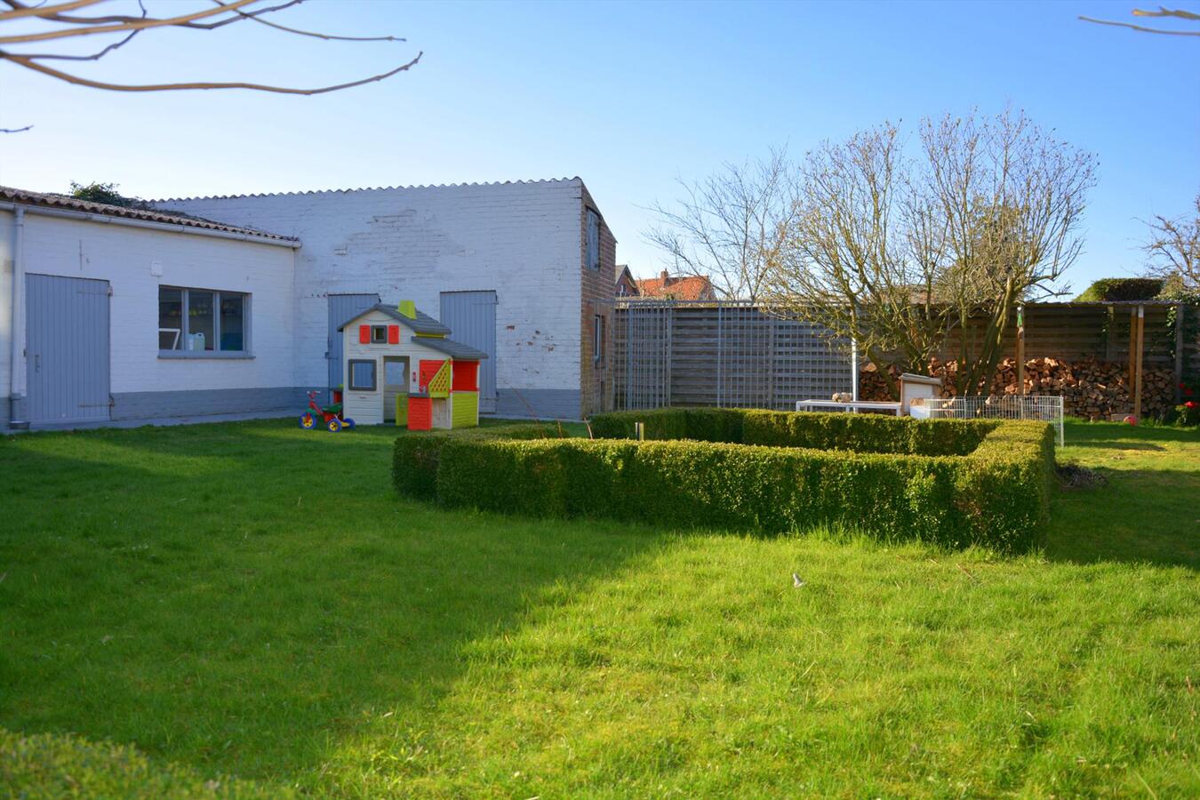 Centraal gelegen half-open woning 