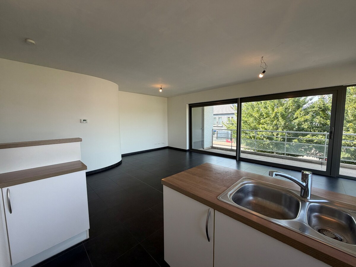 2 slpk-appartement nabij allerhande voorzieningen. 