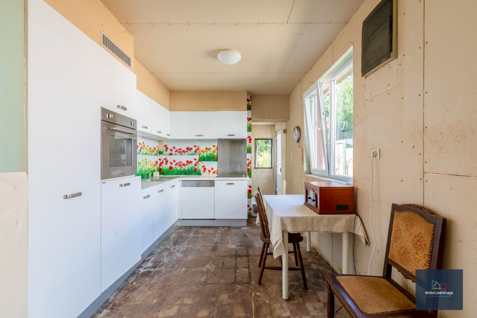 VERKOCHT !!! Residentieel gelegen  te renoveren halfopen bebouwing met tuin 