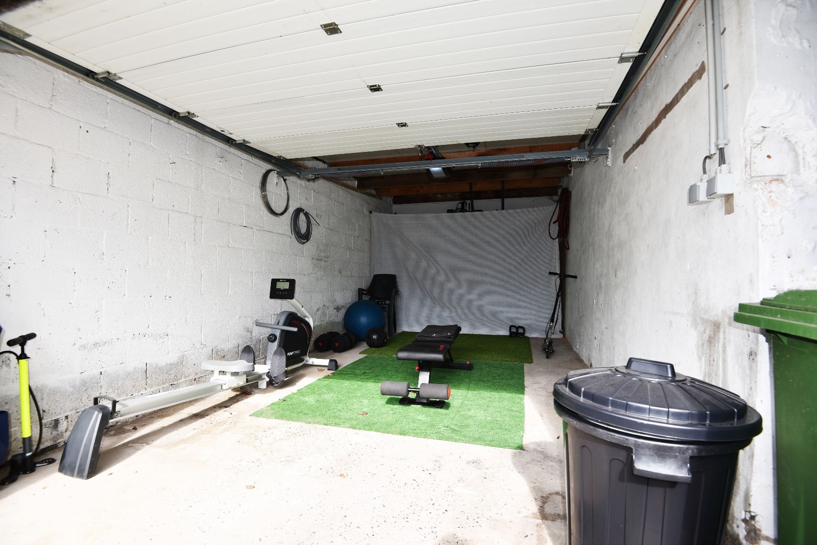 Gerenoveerde open bebouwing met 3 slaapkamers, terras en garage 