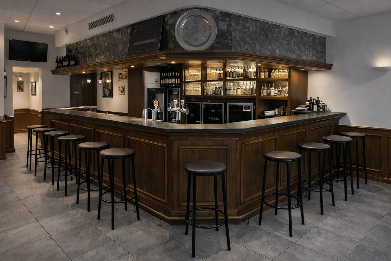 Handelspand met duplex appartement én investeringspotentieel te koop in het hart van Menen 