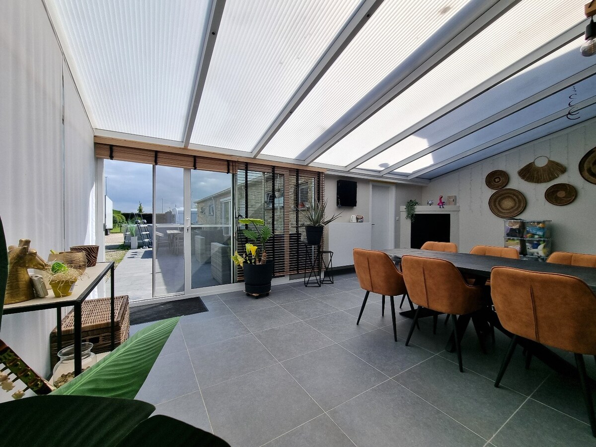 Prachtige, volledig gerenoveerde halfopen bebouwing op groot perceel van 842m² 