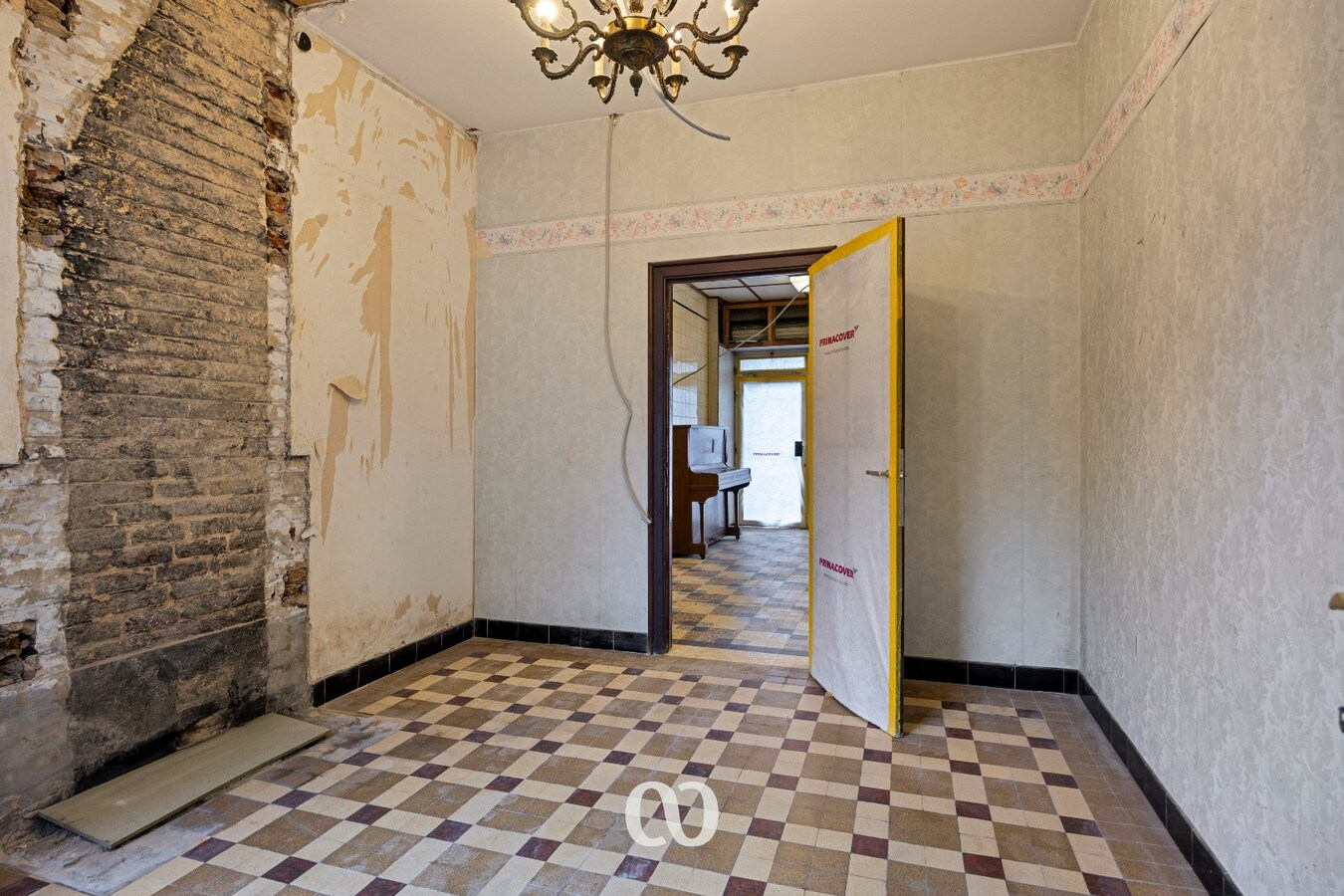 Gedeeltelijk gerenoveerde half open bebouwing met atelier 