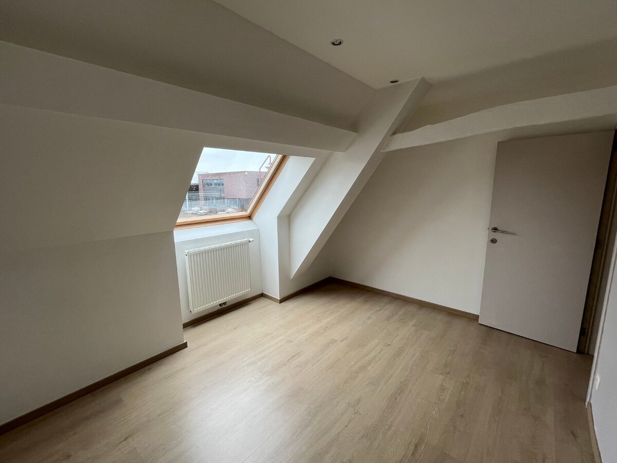 Bijzonder ruime, praktisch ingedeelde gezinswoning 