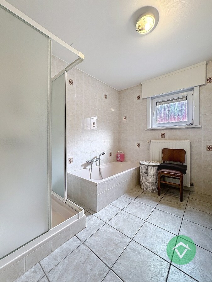 Alleenstaande woning met naastliggend stuk bouwgrond en weide te Eernegem 