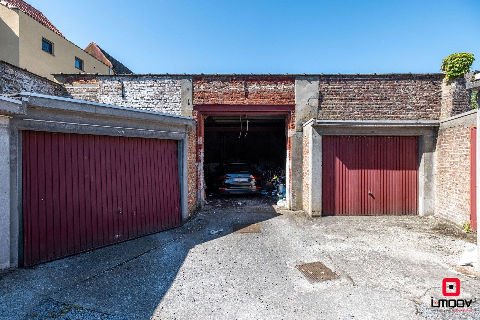 Afgesloten loods inclusief twee afgeslopen garageboxen 
