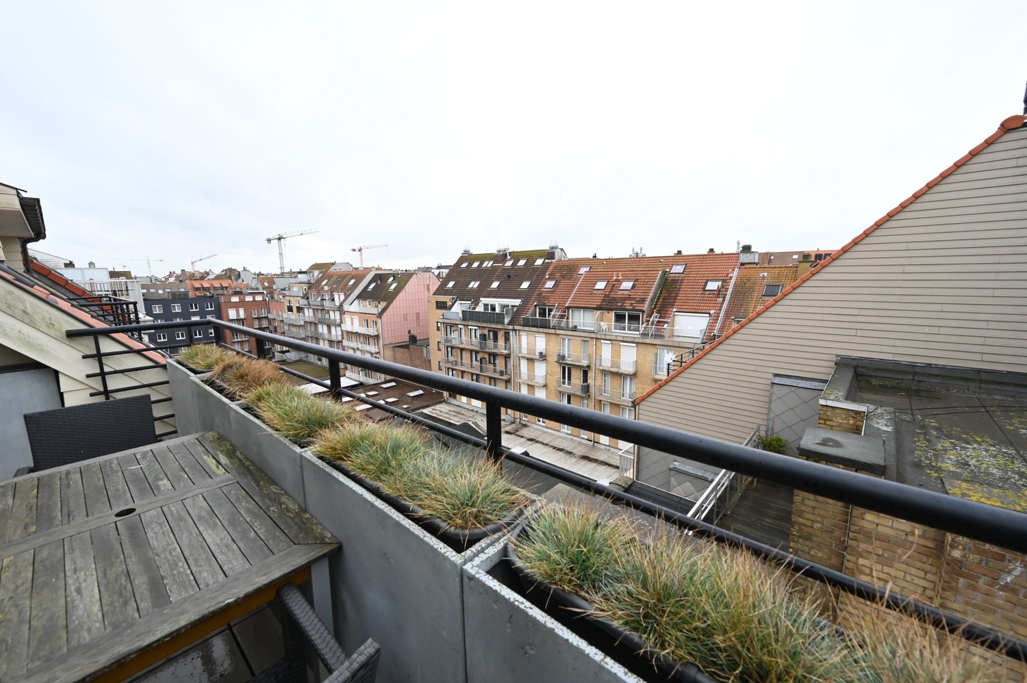 Ongemeubeld - Prachtig en UNIEK duplexappartement met 3 slpk. gelegen in het centrum van Knokke, met een facade van 10 meter en een open zicht op de Dumortierlaan. HUREN OP VENNOOTSCHAP MOGELIJK! 