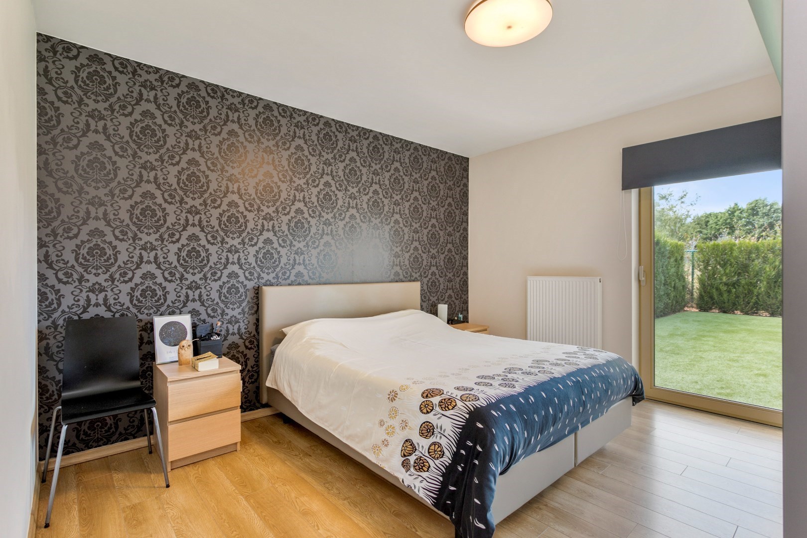 Modern, gelijkvloers appartement met 2 slpk, ondergrondse parking en tuin. 