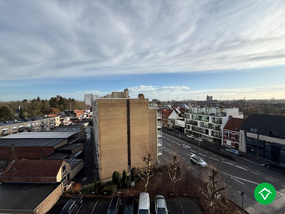 Instapklaar dakappartement met 4 slaapkamers met 2 terrassen en autostaanplaats te Roeselare 