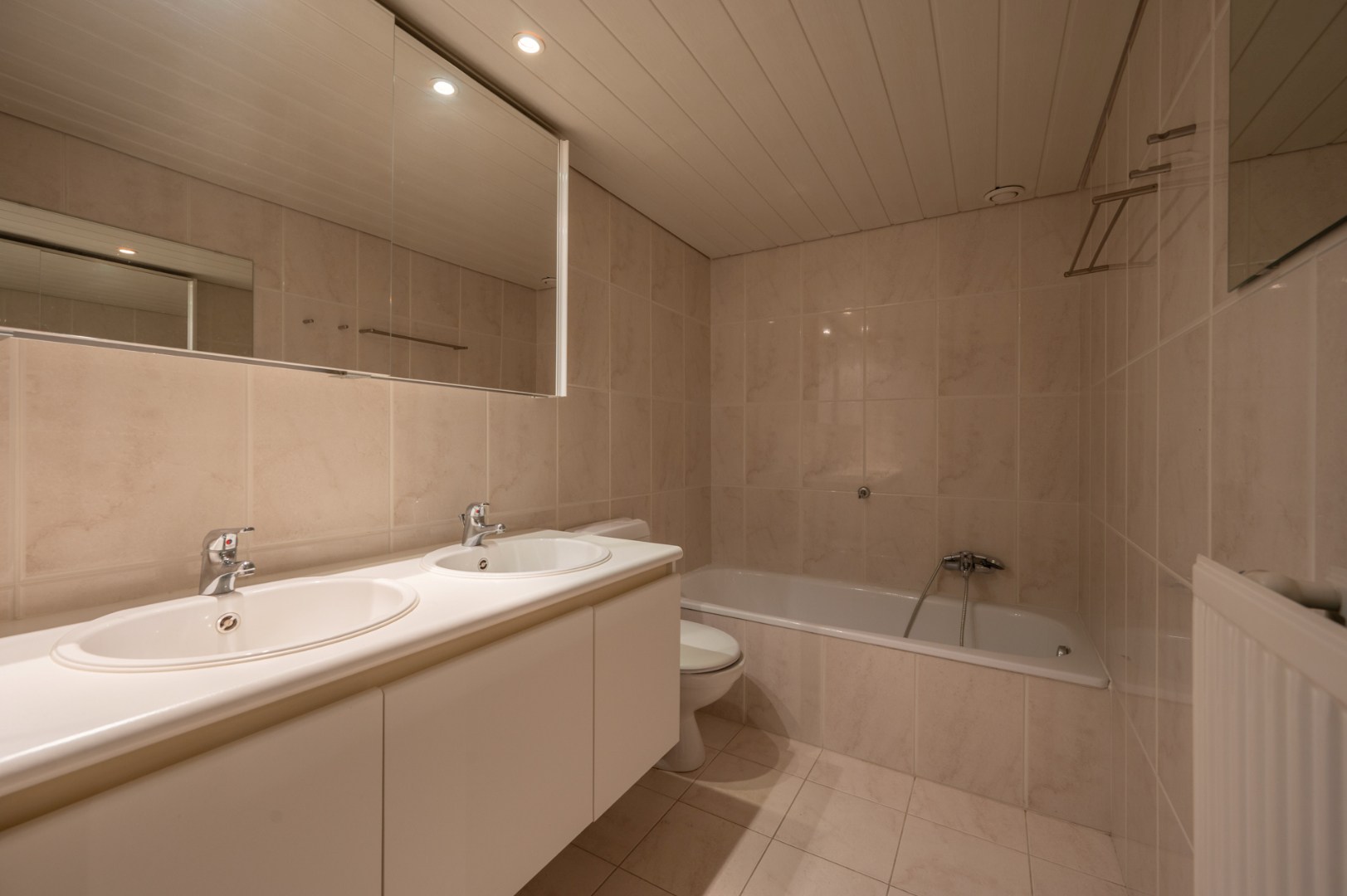 Uiterst ruim appartement met 3 slaapkamers en 2 badkamers 