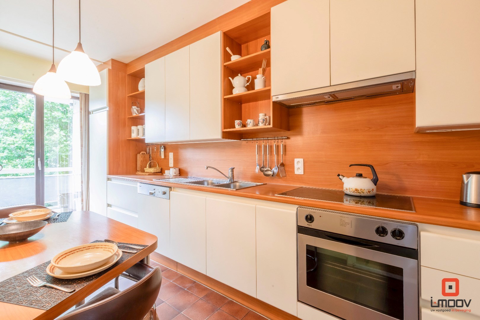 Instapklaar tweeslaapkamer appartement met garagebox in het groen 