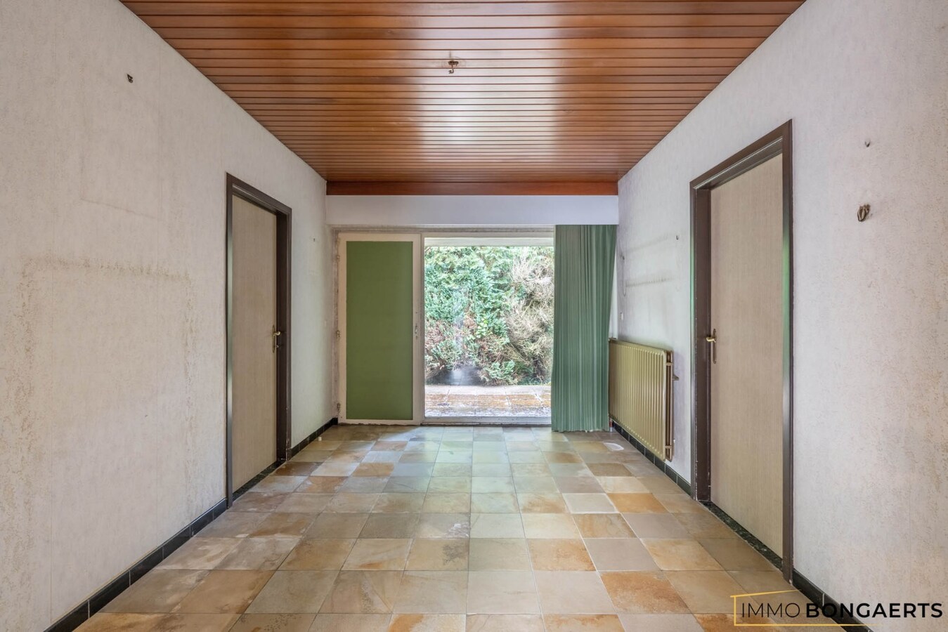 Ruime te renoveren woning op een mooi perceel. 