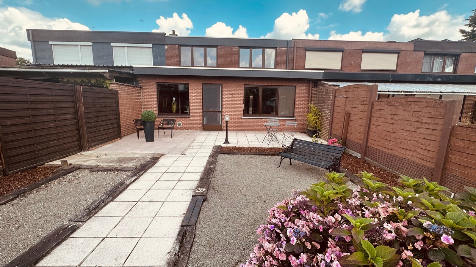 Ruime instapklare woning met 4 slaapkamers, tuin en garage. 