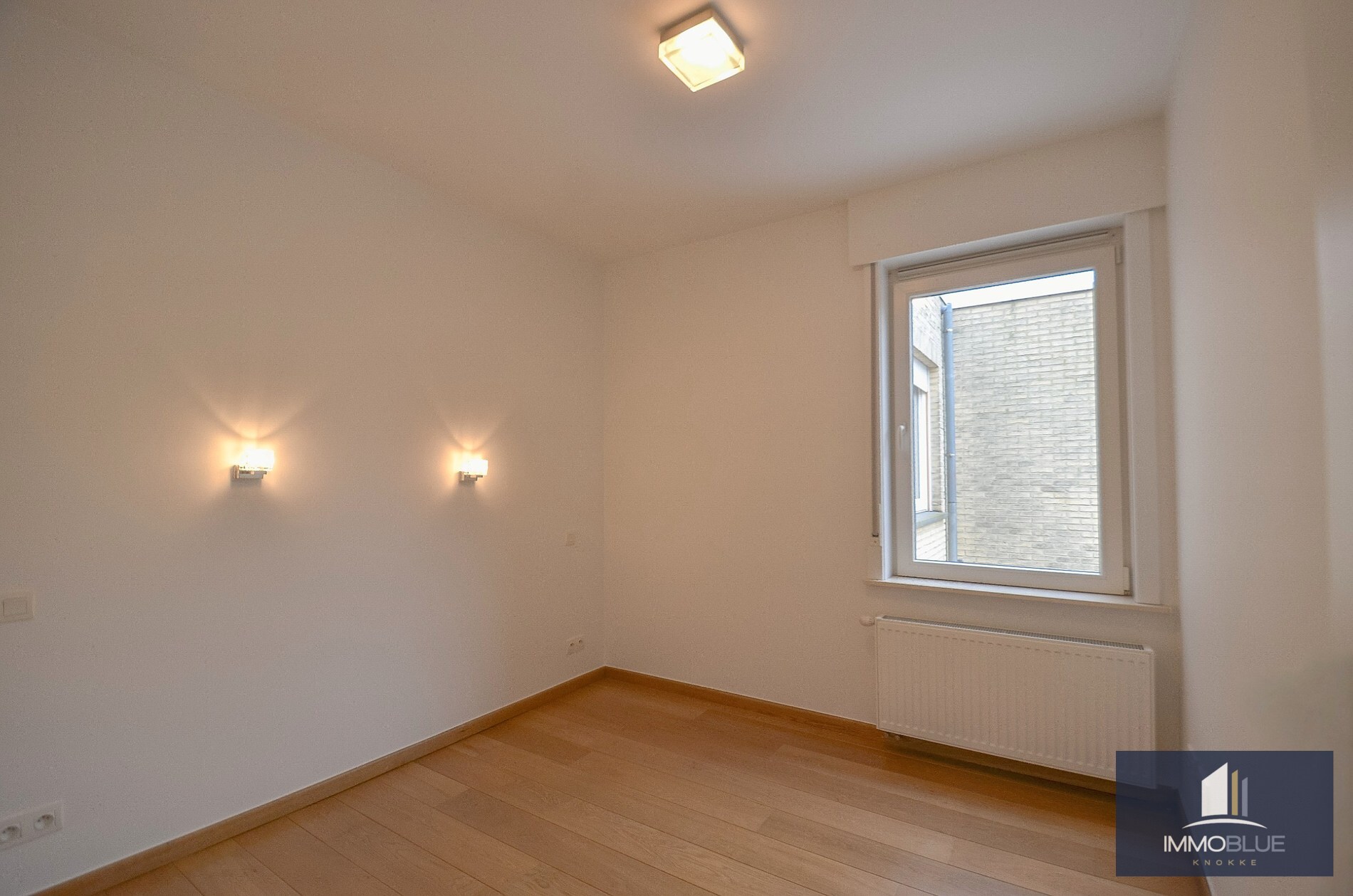 Ruime woning met ruime terrassen en een inpandige garage gelegen nabij de keuvelhoekstraat. 