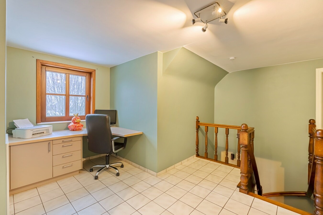 Ruime woning op een zeer rustige locatie met tuin, garage, carport en 3 slaapkamers in Opglabbeek. 