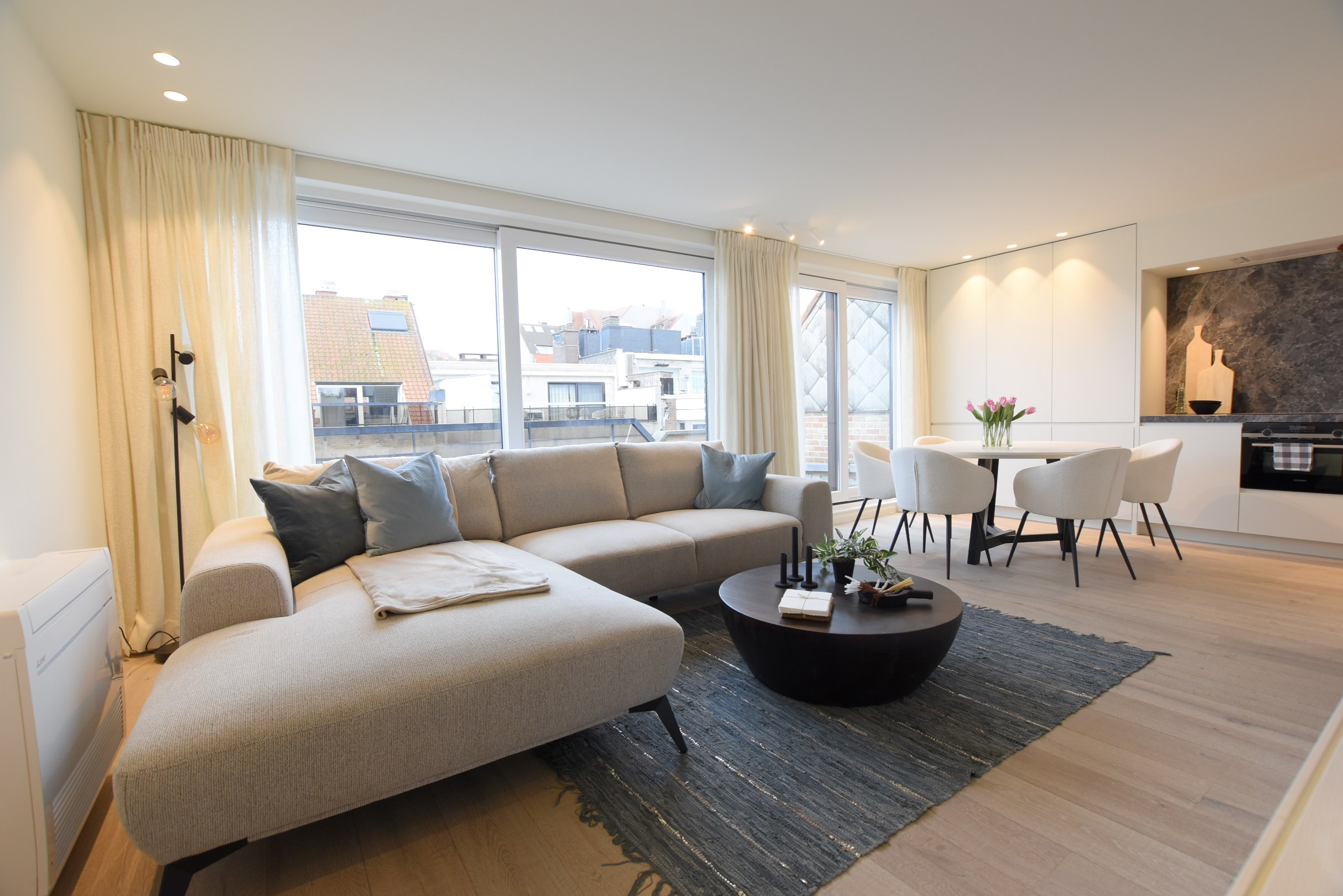 Appartement sous les toits entièrement rénové avec terrasses ensoleillées à 20 mètres à pied de la digue Albertstrand. 