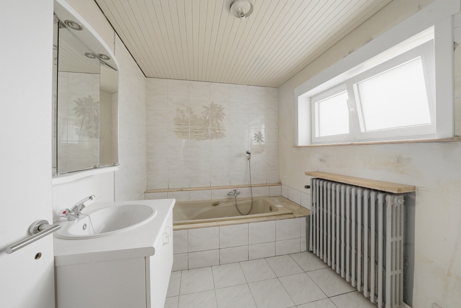 Vrijstaande bungalow met veel potentieel langs het water in hartje Oudenburg 