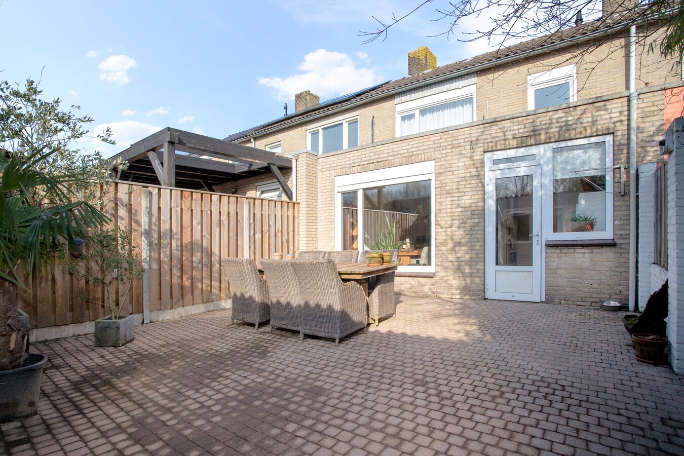 Uitgebouwde middenwoning met grote berging (28 m2) gelegen in een gewilde woonwijk in Bladel. 