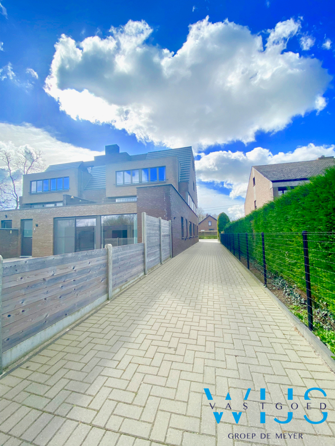 Recent GELIJKVLOERS appartement met 2 slaapkamers te Oosteeklo ! 