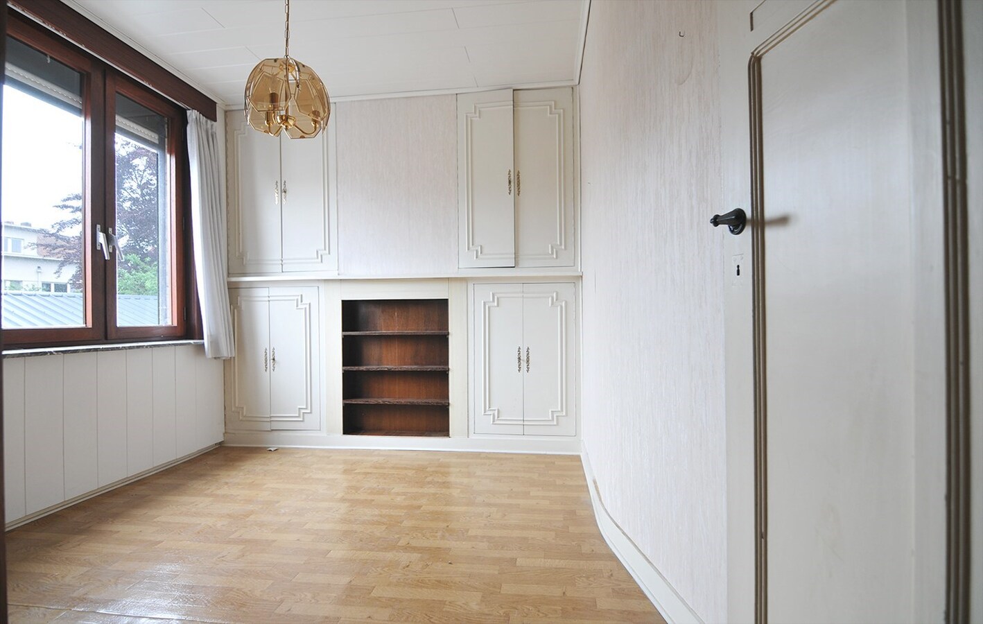 NIEUWE PRIJS Kloeke halfopen woning met 4 slaapkamers, tuin en garage 