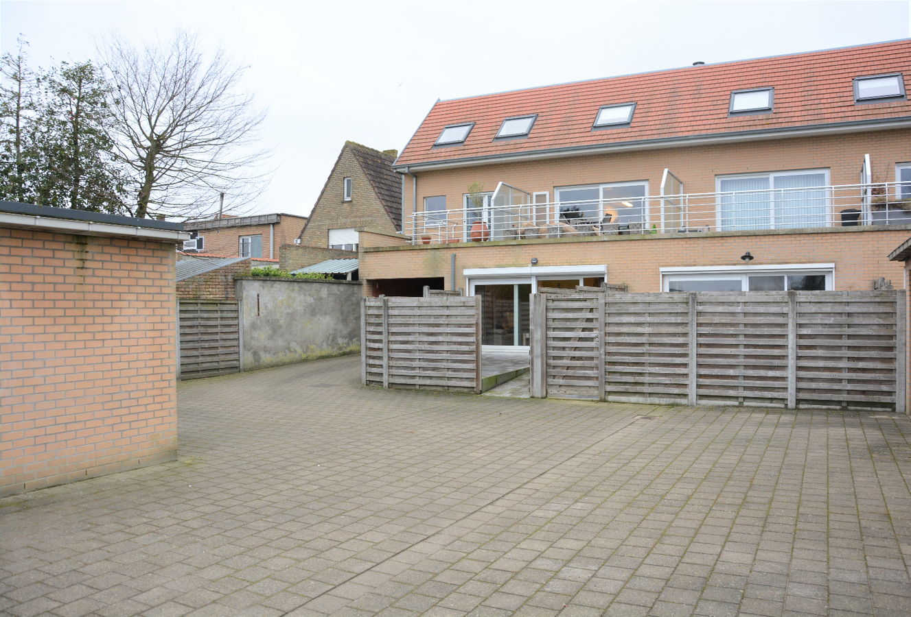 Gelijkvloers appartement met tuin en garage 