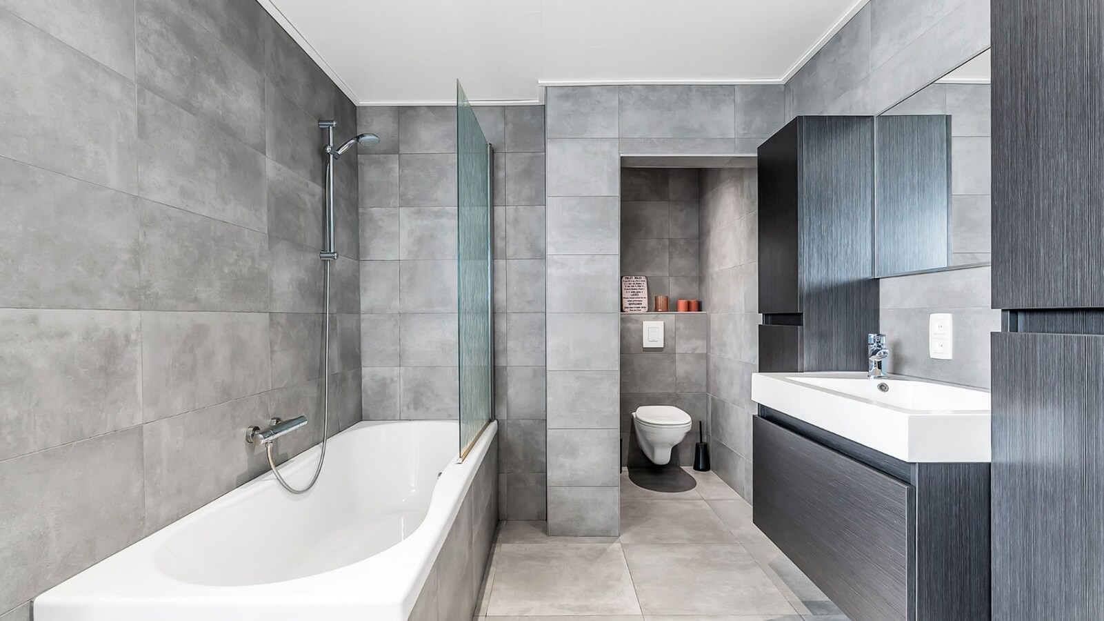 Knusse, betaalbare woning met dubbele garage in het geliefde Leut! 