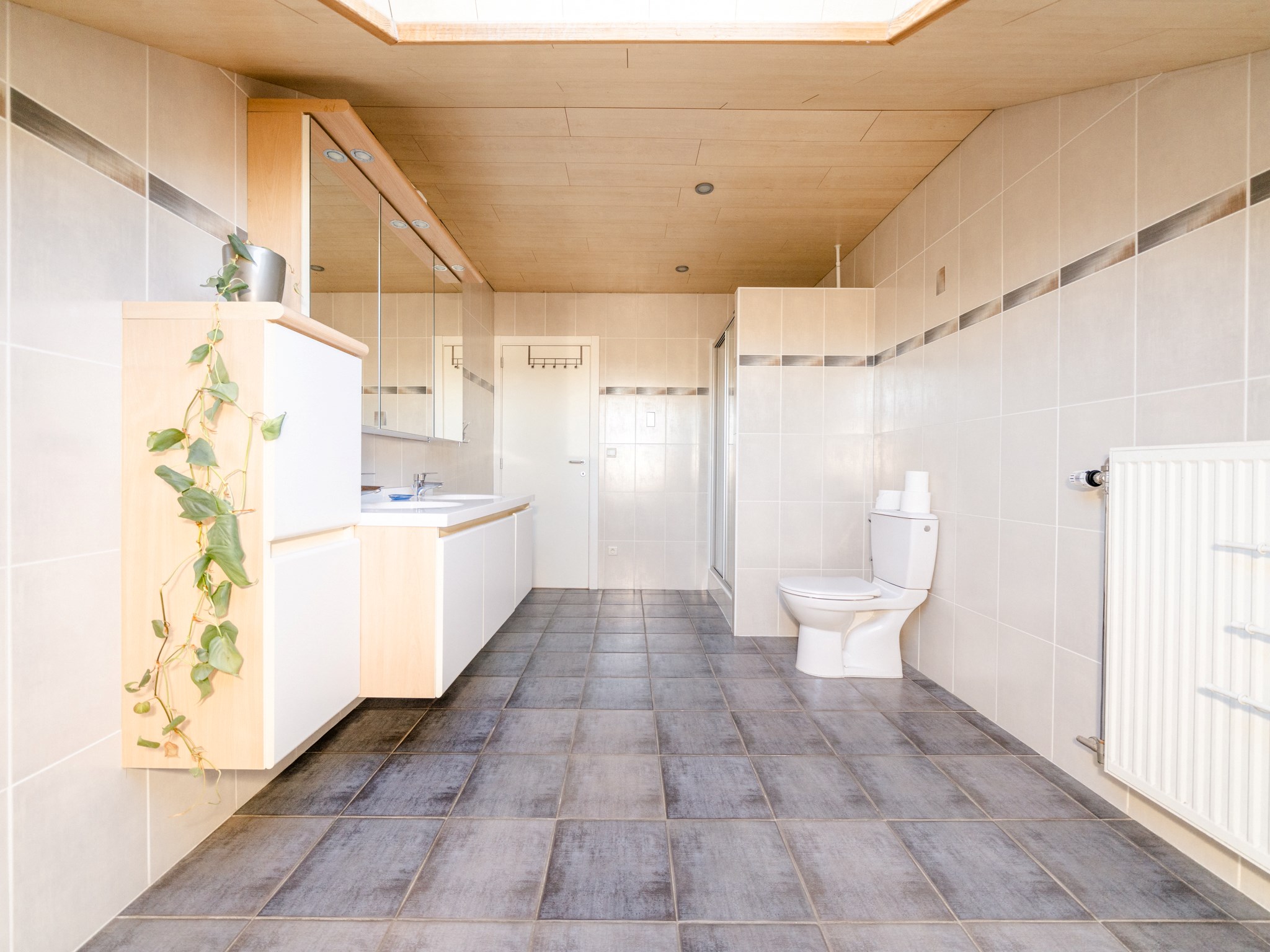 Energiezuinige, recente woning met 3 kamers, garage en tuin 