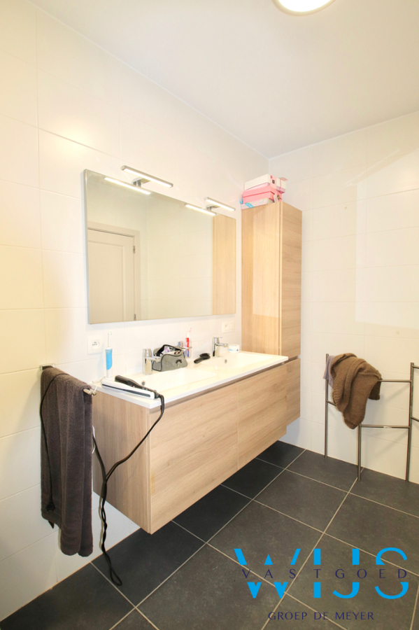 Gelijkvloers éénslaapkamer appartement met garage &amp; terras in het landelijke Oosteeklo ! 