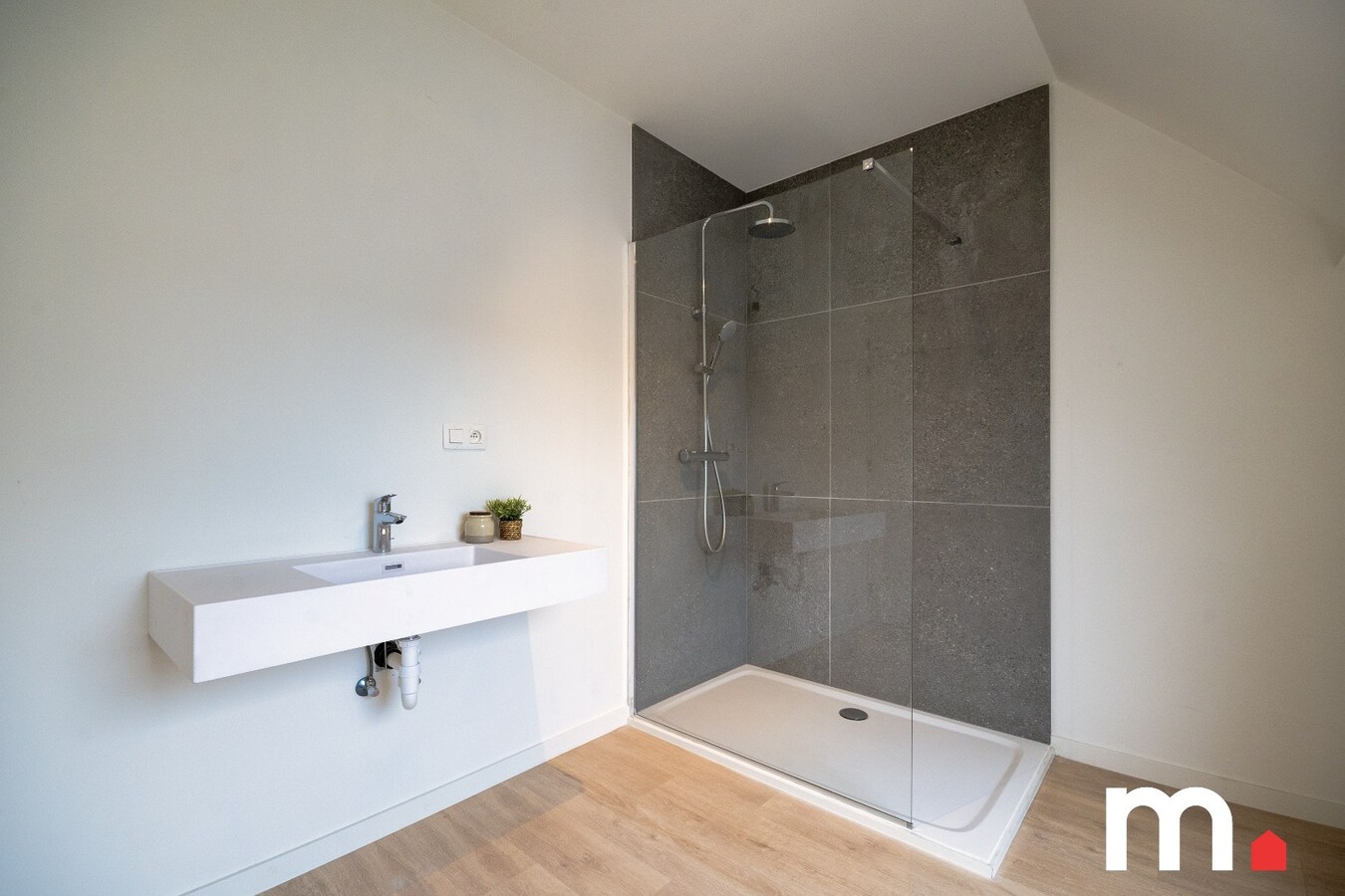 Totaal gerenoveerde woning met grote tuin en 3 slaapkamers te Heule ! EPC A ! 