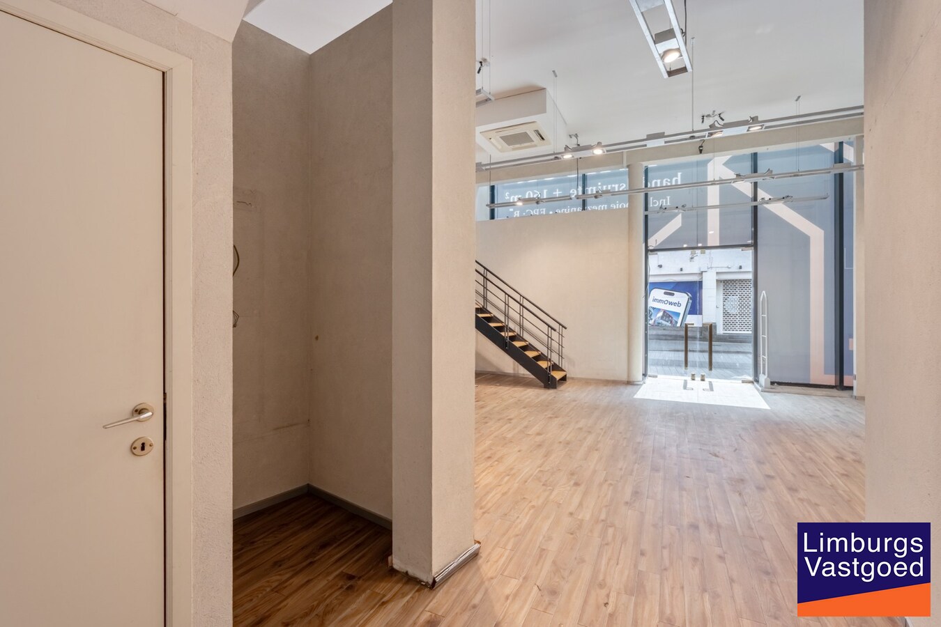 Handelspand, 150m², met 1-slaapkamerappartement op topligging in het centrum 