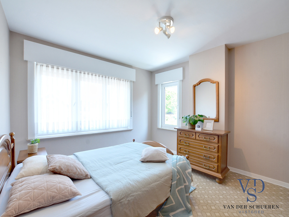 Degelijke woning met tuin en afz. garage. 