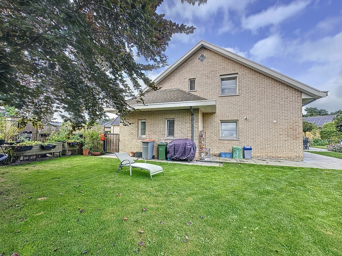 Deze woning is gelegen in Kaulille, een deelgemeente van Bocholt, in een doodlopende straat met een gezellig pleintje. 