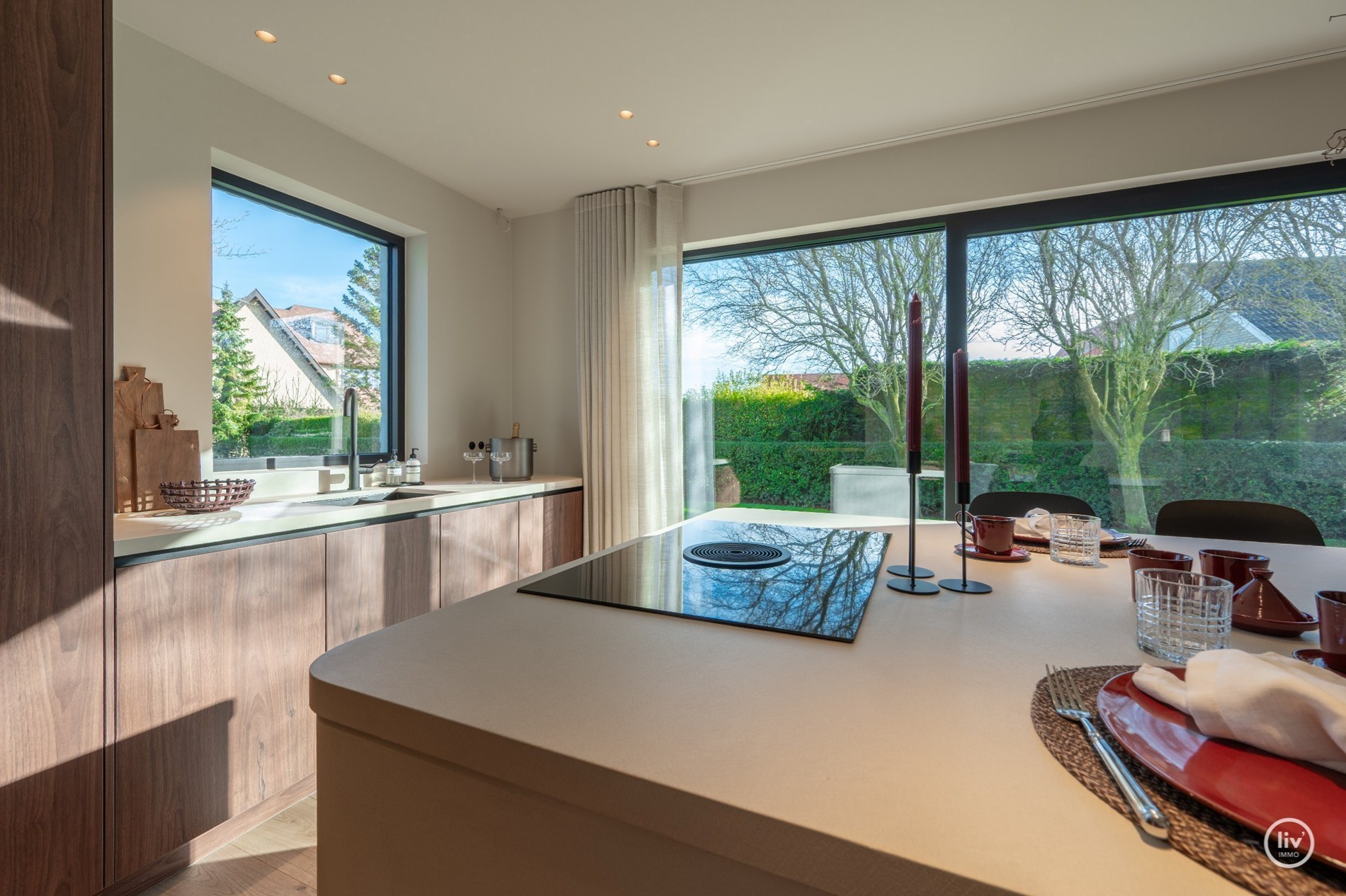Magnifique villa rénovée, située sur un grand terrain de 1365 m2 dans un quartier résidentiel de villas, à proximité du centre de Knokke. 