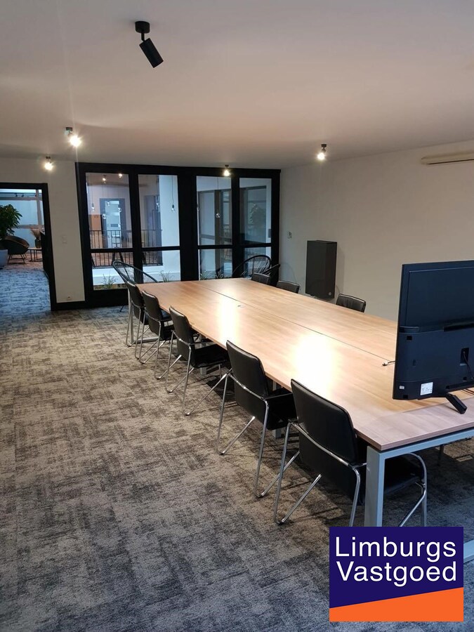 Terbeschikkingstelling van infrastructuur in vernieuwde kantoren met parking, 160m², Genk-Noord 