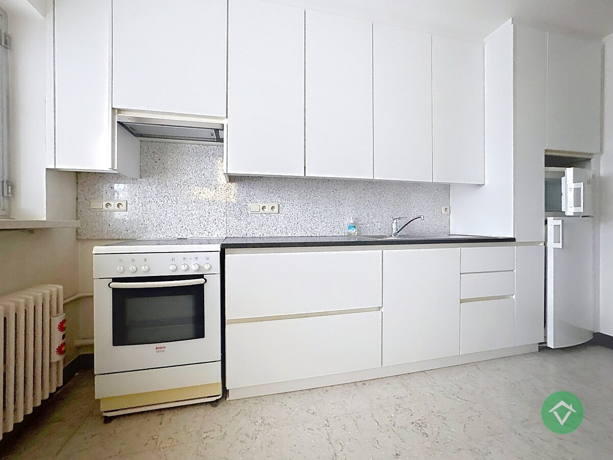 Gelijkvloers appartement met autostandplaats en garage te Roeselare 