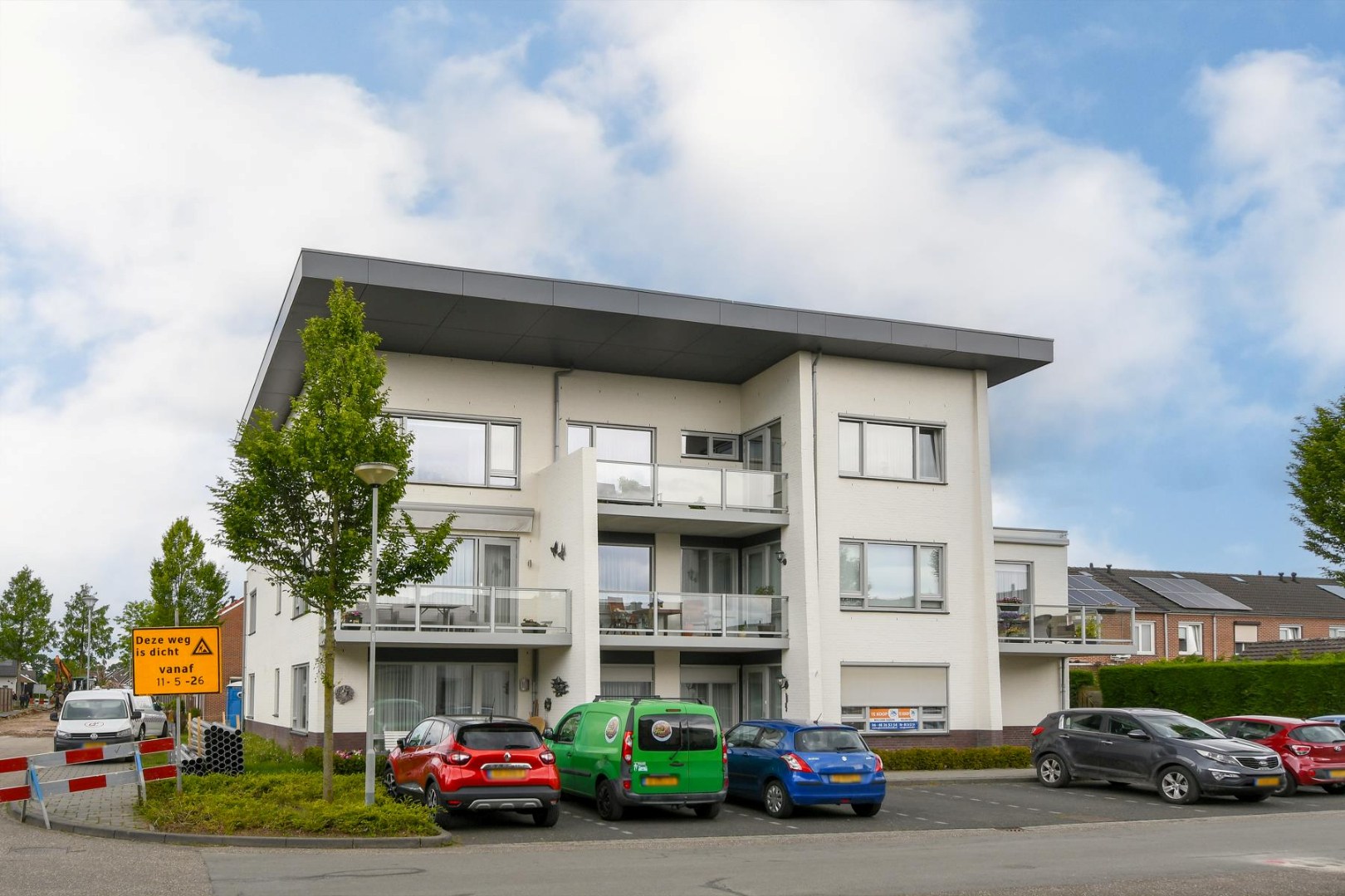 Goed onderhouden appartement op de begane grond met twee slaapkamers, terras, aparte berging en eigen parkeerplaats gelegen nabij het centrum van Kessel. 