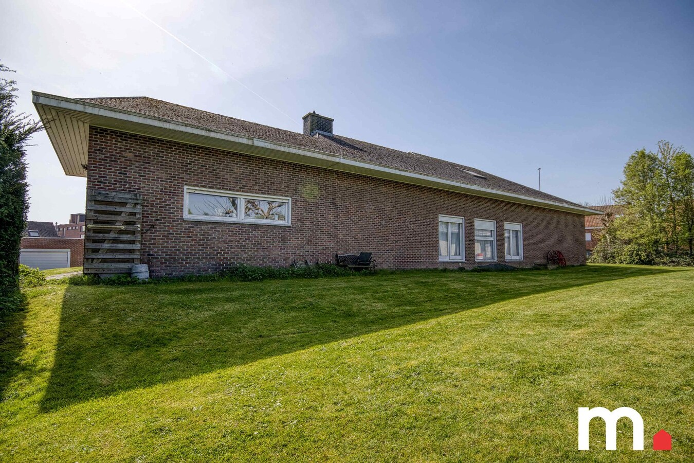 Unieke Gelijkvloerse Villa te Roeselare op 1620m² met 242m² bewoonbare oppervlakte! 