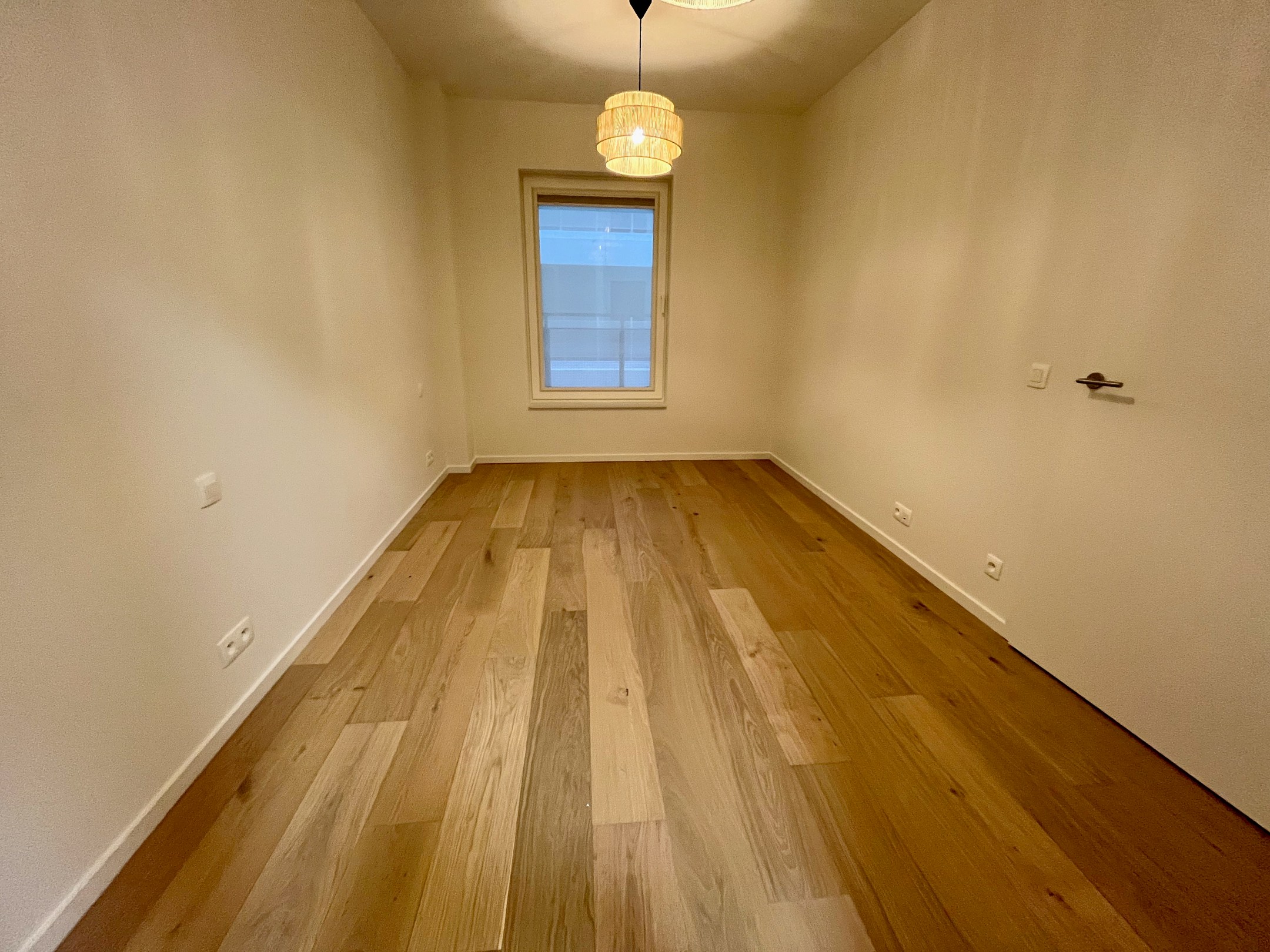 Non meublé : Appartement de 2 pièces idéalement situé à la Résidence Hoos avec vue latérale sur la mer. 