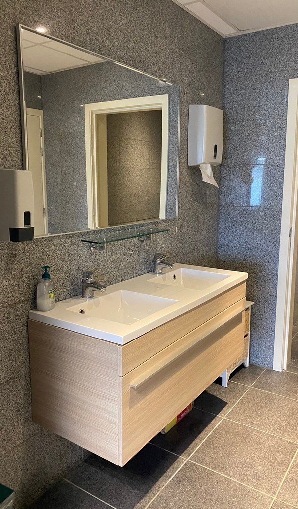 Ingedeelde kantoorruimte met parking te huur in Sint-Martens-Latem