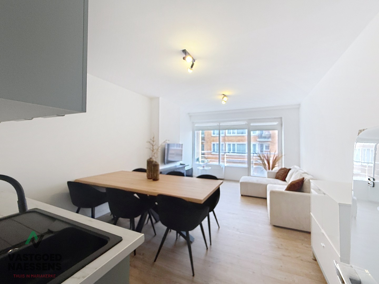 GERENOVEERDE STUDIO MET ZIJDELINGS ZICHT OP ZEE 