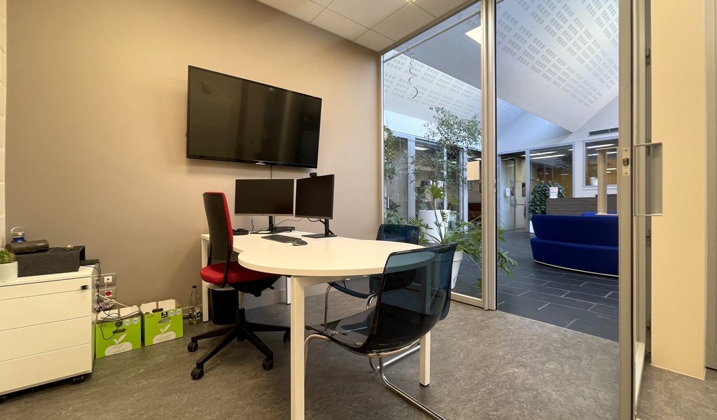 Handelspand te huur in het commercieel centrum van Schoten