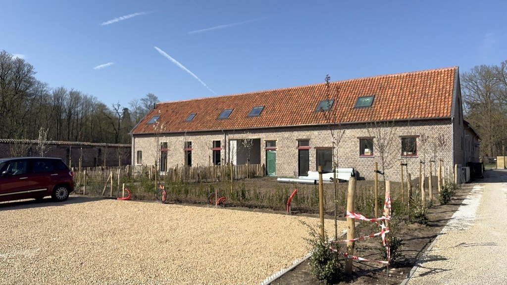 Kantoor te huur in prachtig gerenoveerde vierkantshoeve te Zwijnaarde