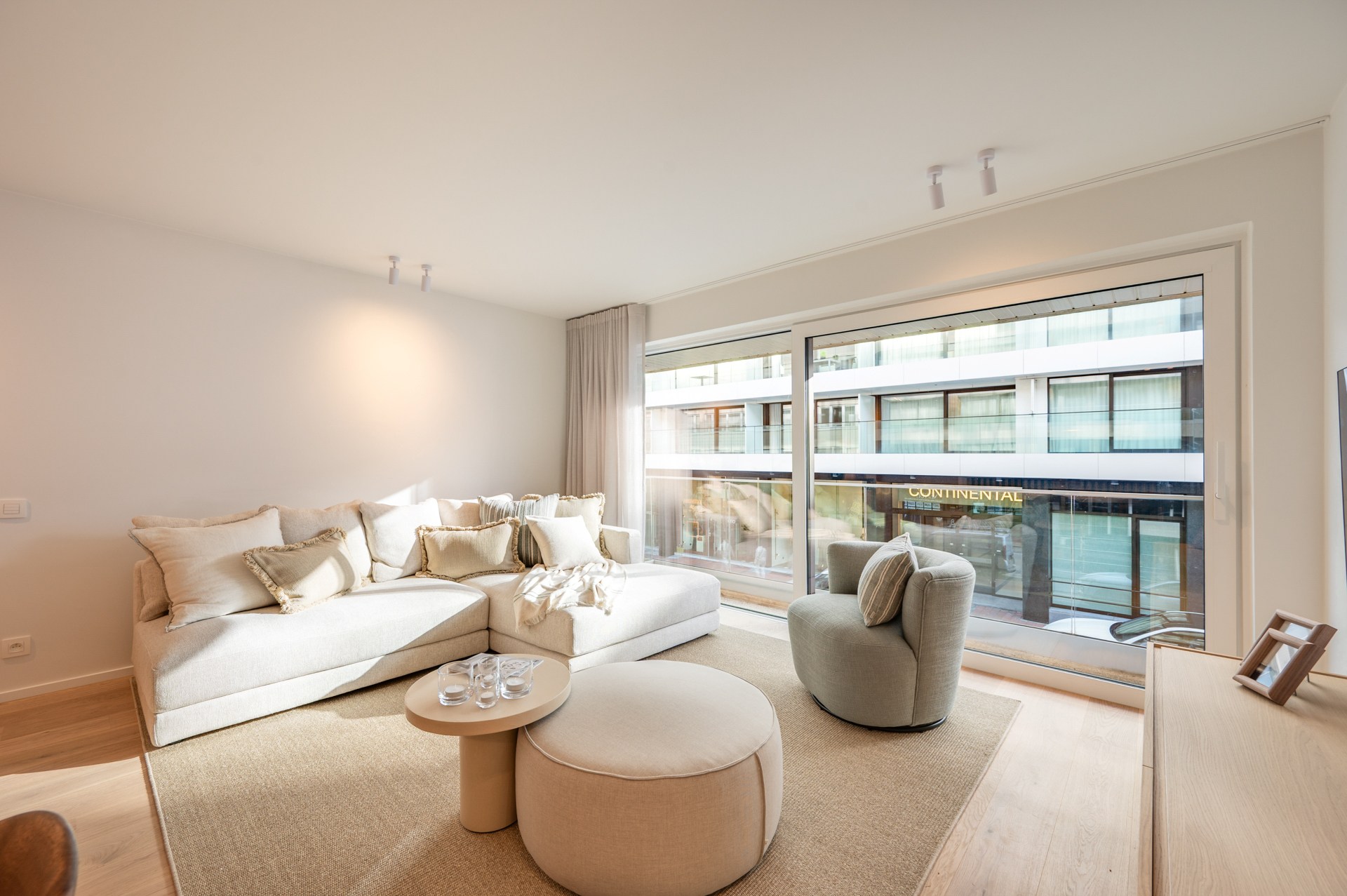 Exclusief gerenoveerd appartement met 3 slaapkamers te koop vlak bij het Albertstrand en het Lichtorenplein. 