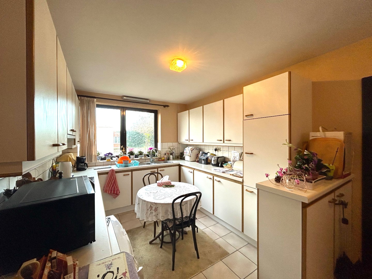 Opbrengsteigendom bestaande uit 1 handelsruimte met 3 bovengelegen appartementen 