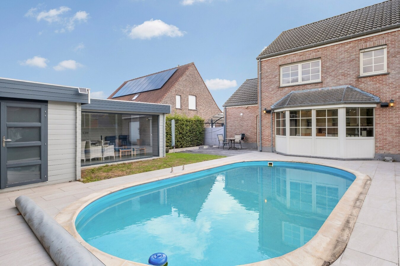 Stijlvolle villa met zwembad op rustige locatie te Bissegem/Heule te koop ! 